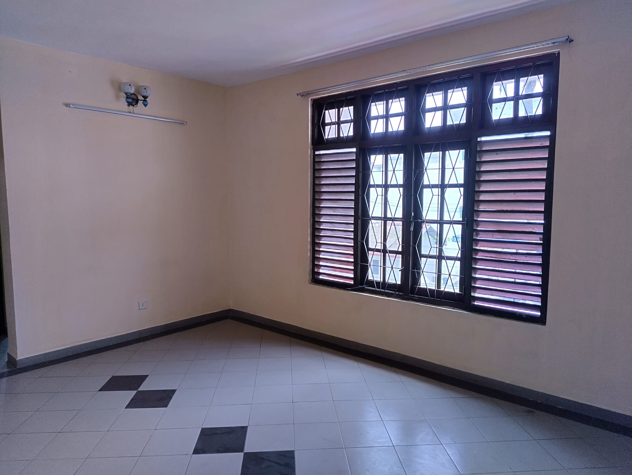 Commercial Building for Lease – Prime Location in Wattala