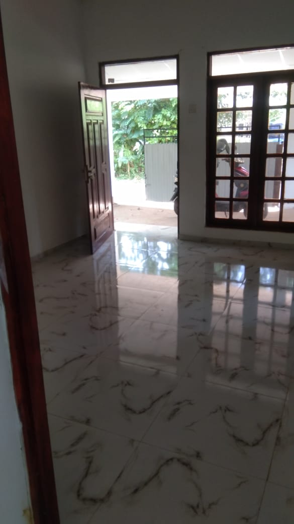 රදාවන ,මංඩාවල නිවසක් විකිණීමට ඇත.