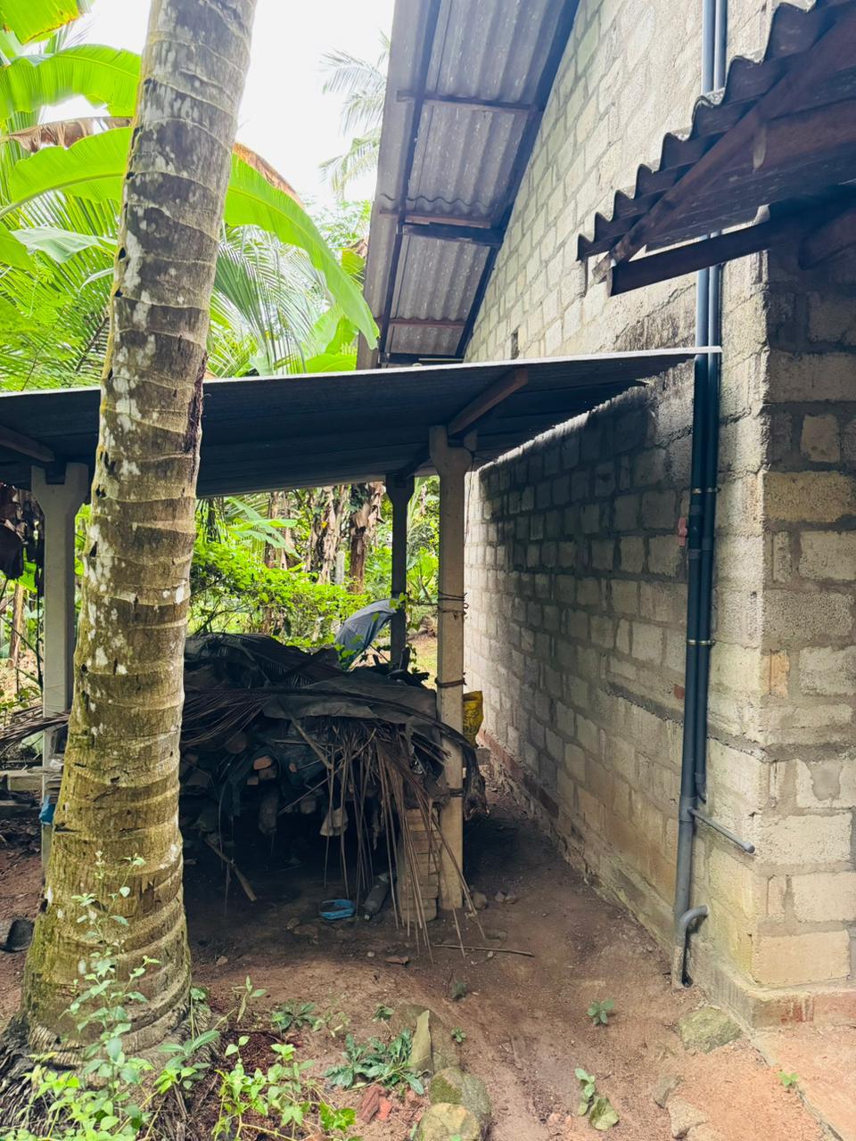 Half-Finished Two-Story Home on 19.6 Perch Land වේයන්ගොඩ