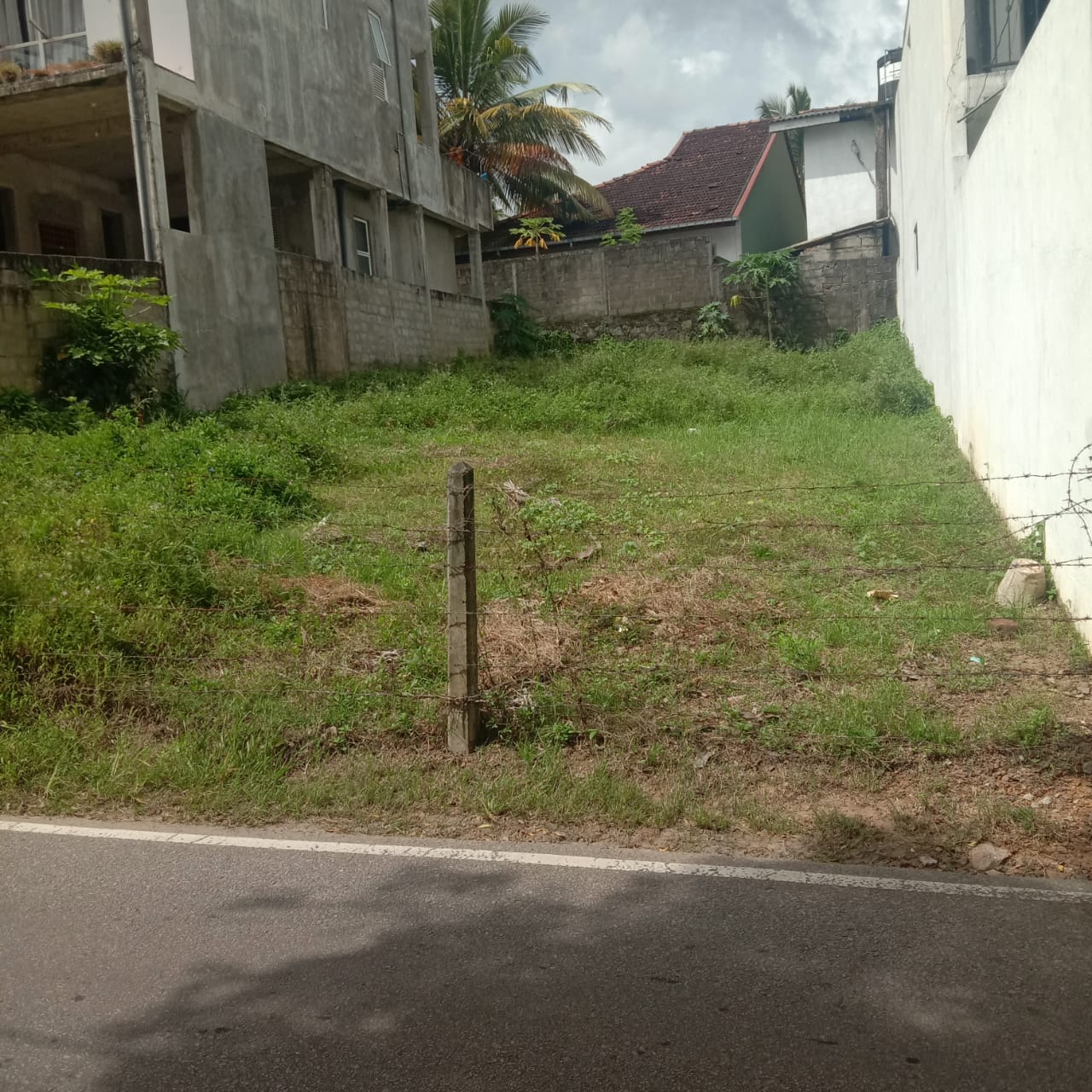 ගම්පහ හංසගිරි පාරේ පර්චස් 9.5ක ඉඩමක් විකිණීමට