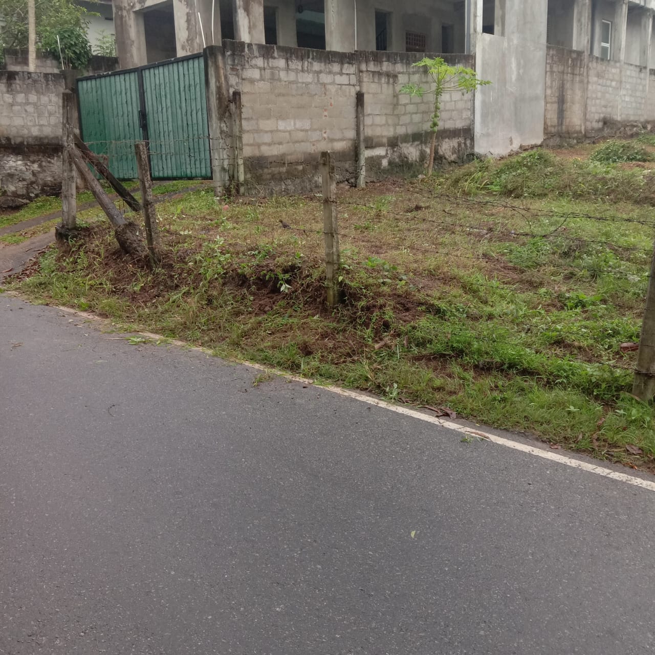 ගම්පහ හංසගිරි පාරේ පර්චස් 9.5ක ඉඩමක් විකිණීමට