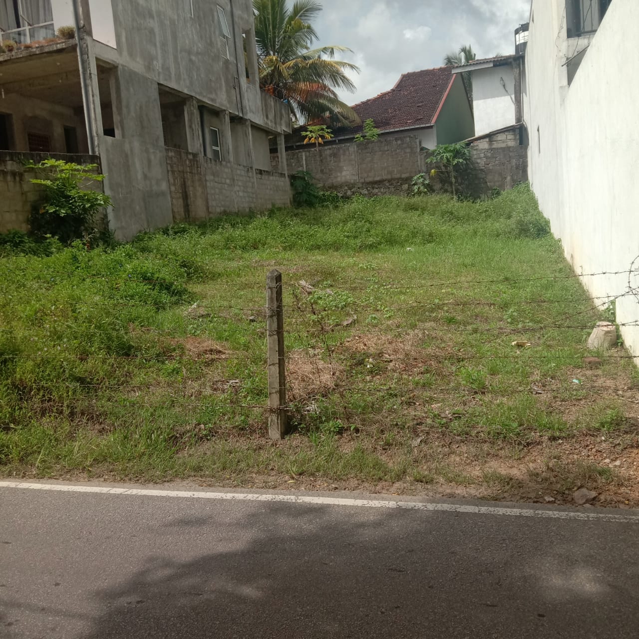 ගම්පහ හංසගිරි පාරේ පර්චස් 9.5ක ඉඩමක් විකිණීමට