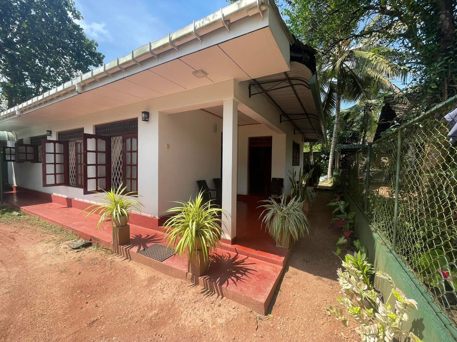 සියලු වැඩ නිමවා ඇති අංග සම්පුර්ණ නිවසක් විකිණීමට දූනගහ