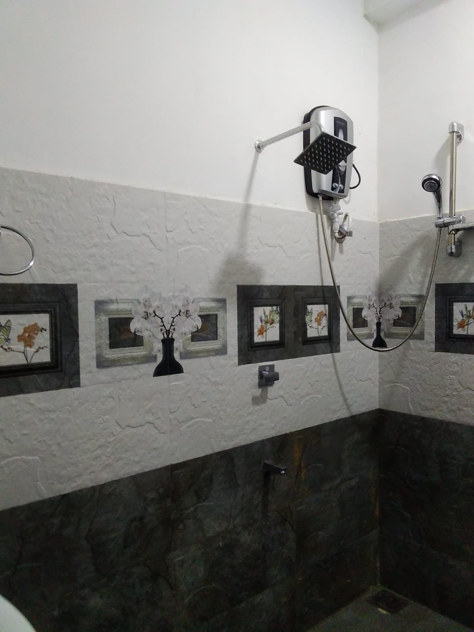 Three Story House to Sale in Heerassagala Kandy