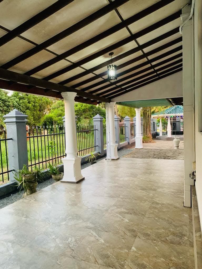 Restaurant with House in Divulapitiya