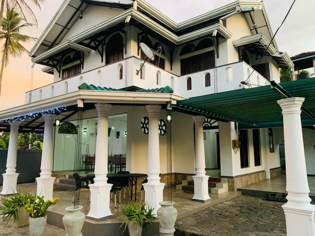 Restaurant with House in Divulapitiya