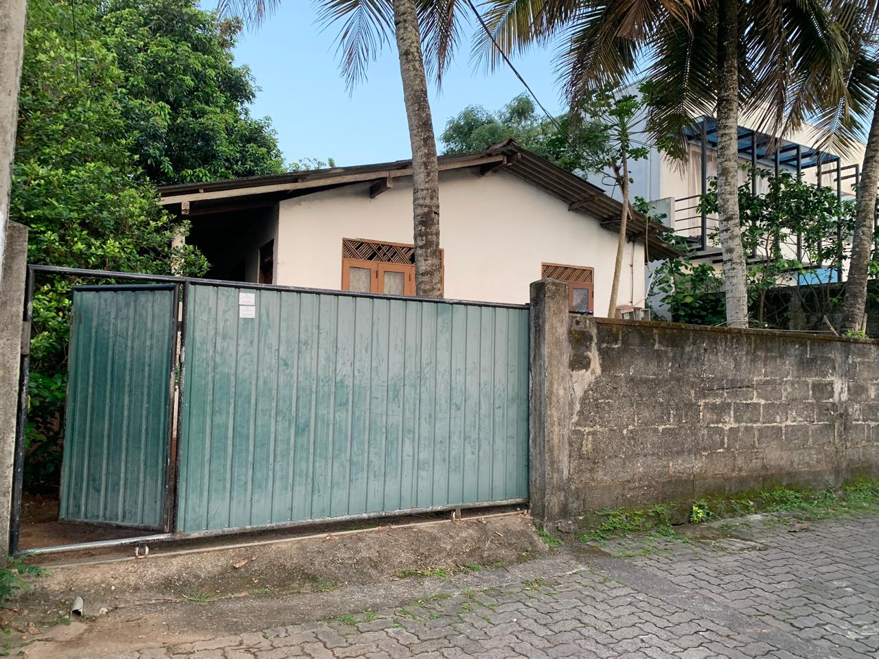 15 Perches Land with Old House for Sale – Embuldeniya