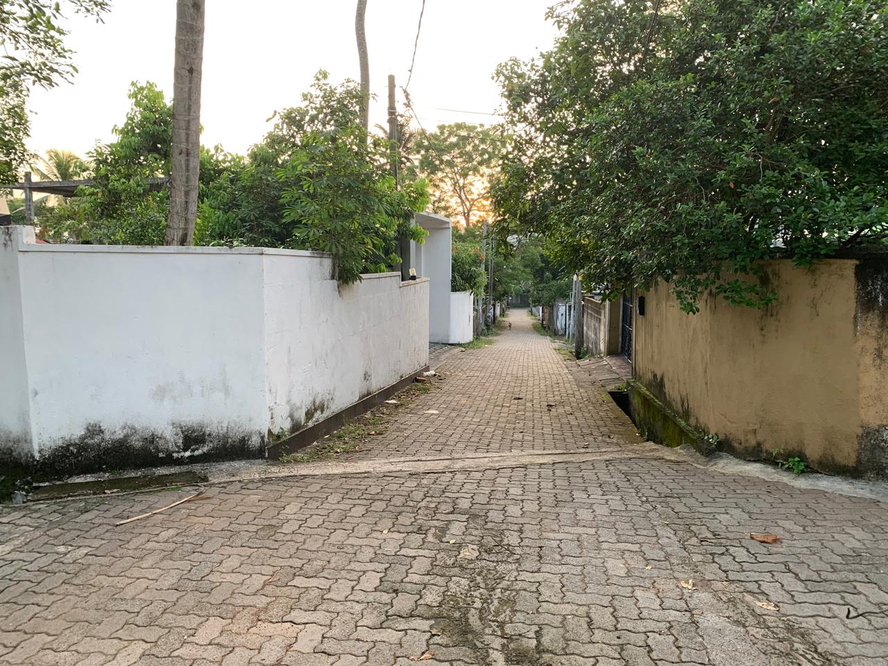 15 Perches Land with Old House for Sale – Embuldeniya