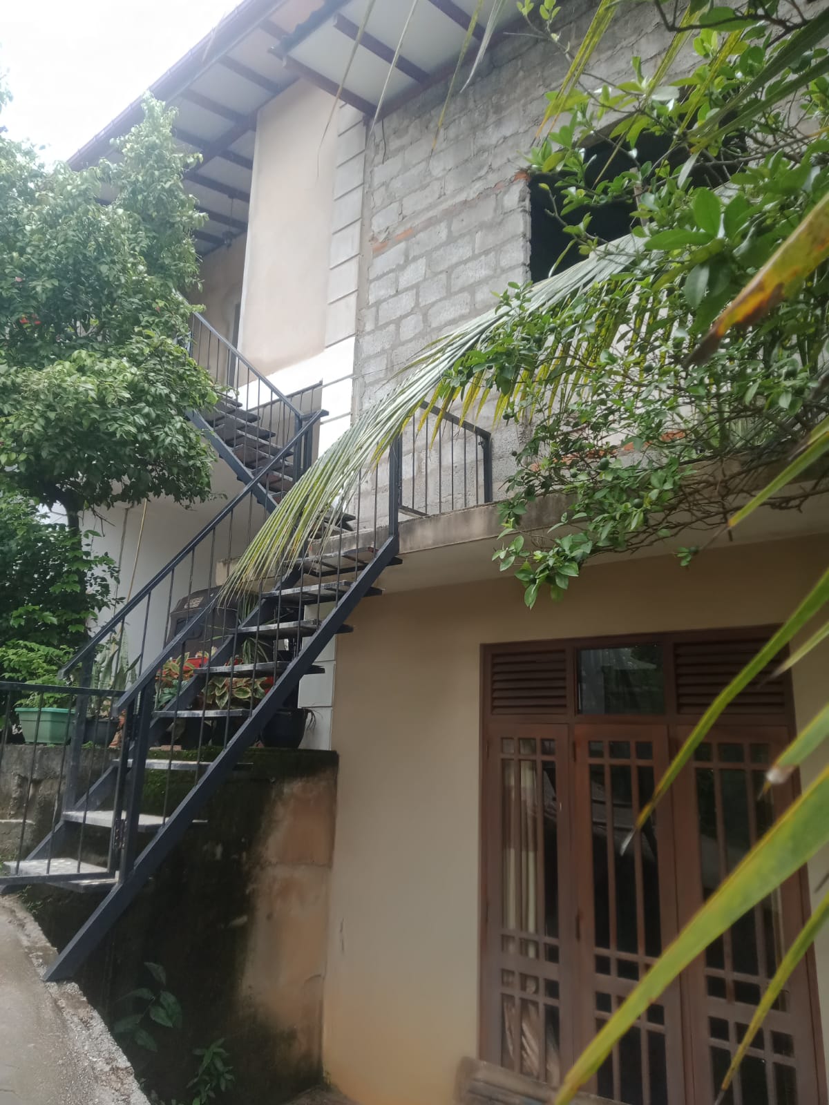 අඩක් සෑදූ දෙමහල් නිවසක් විකිනීමට Rajagiriya