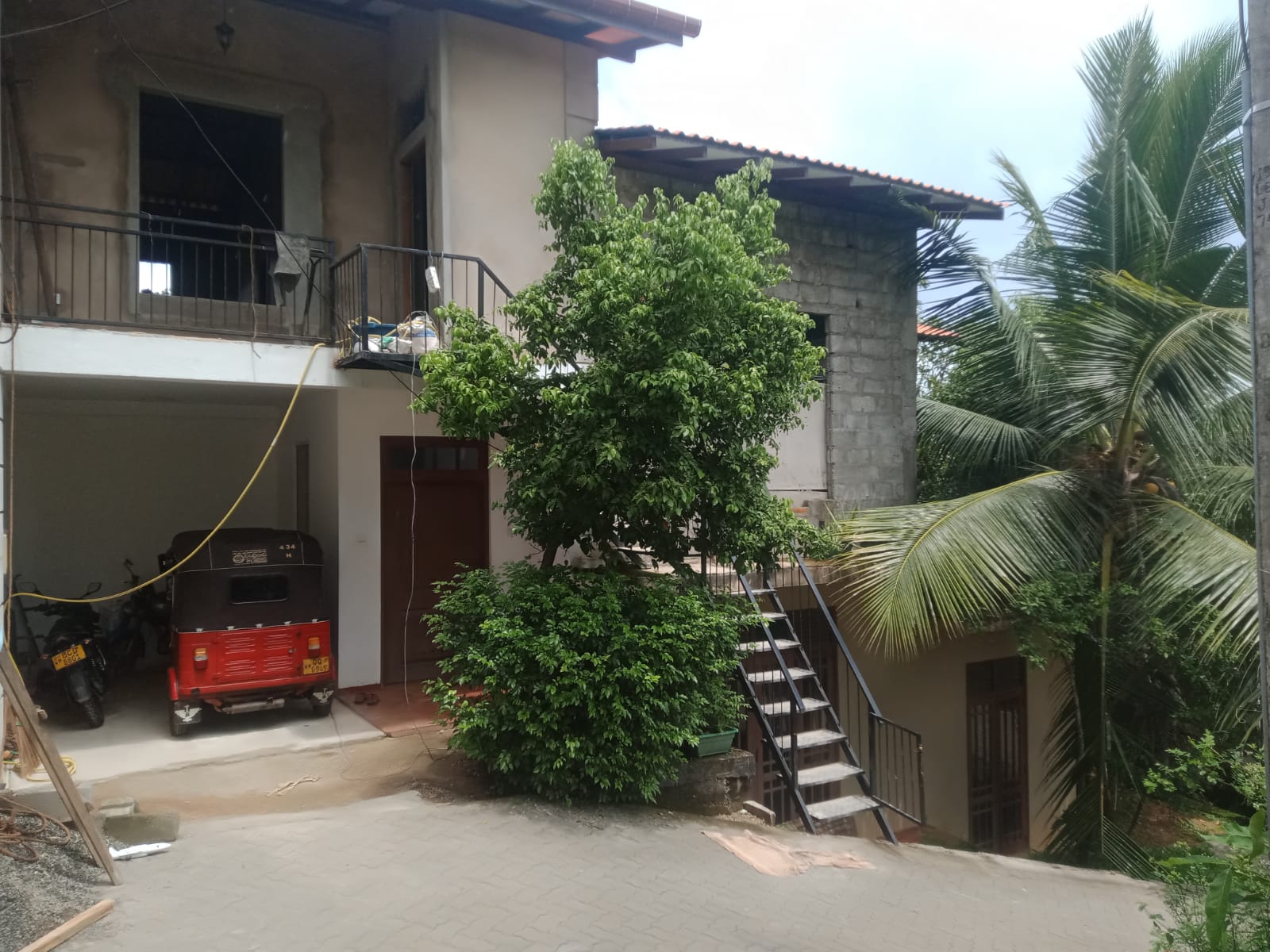 අඩක් සෑදූ දෙමහල් නිවසක් විකිනීමට Rajagiriya