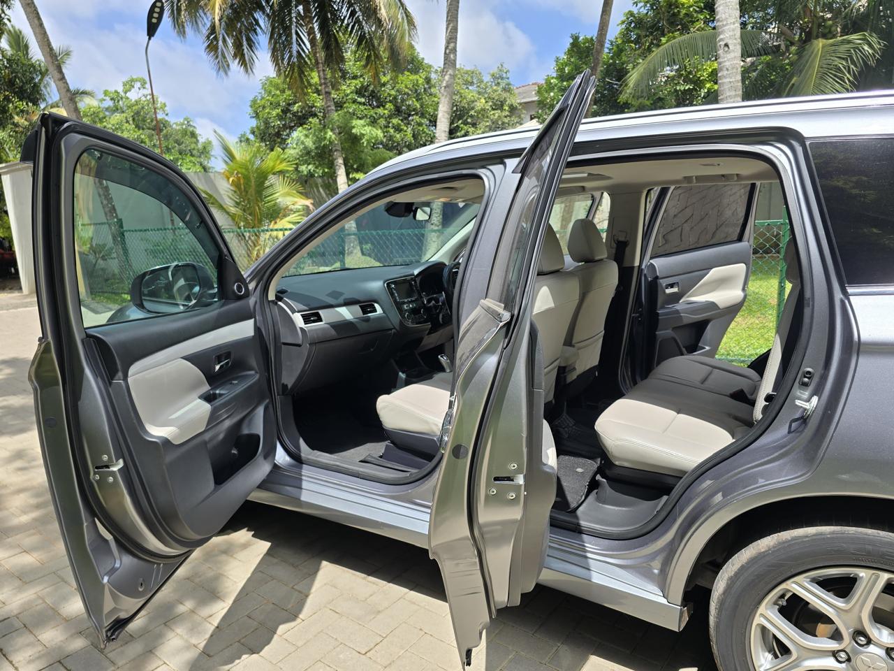 Mitsubishi Outlander SUV 2015