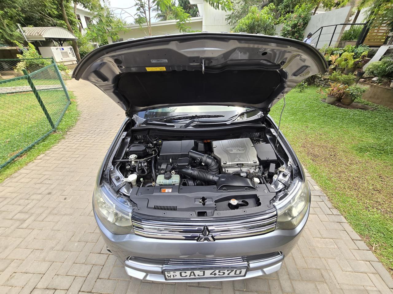 Mitsubishi Outlander SUV 2015