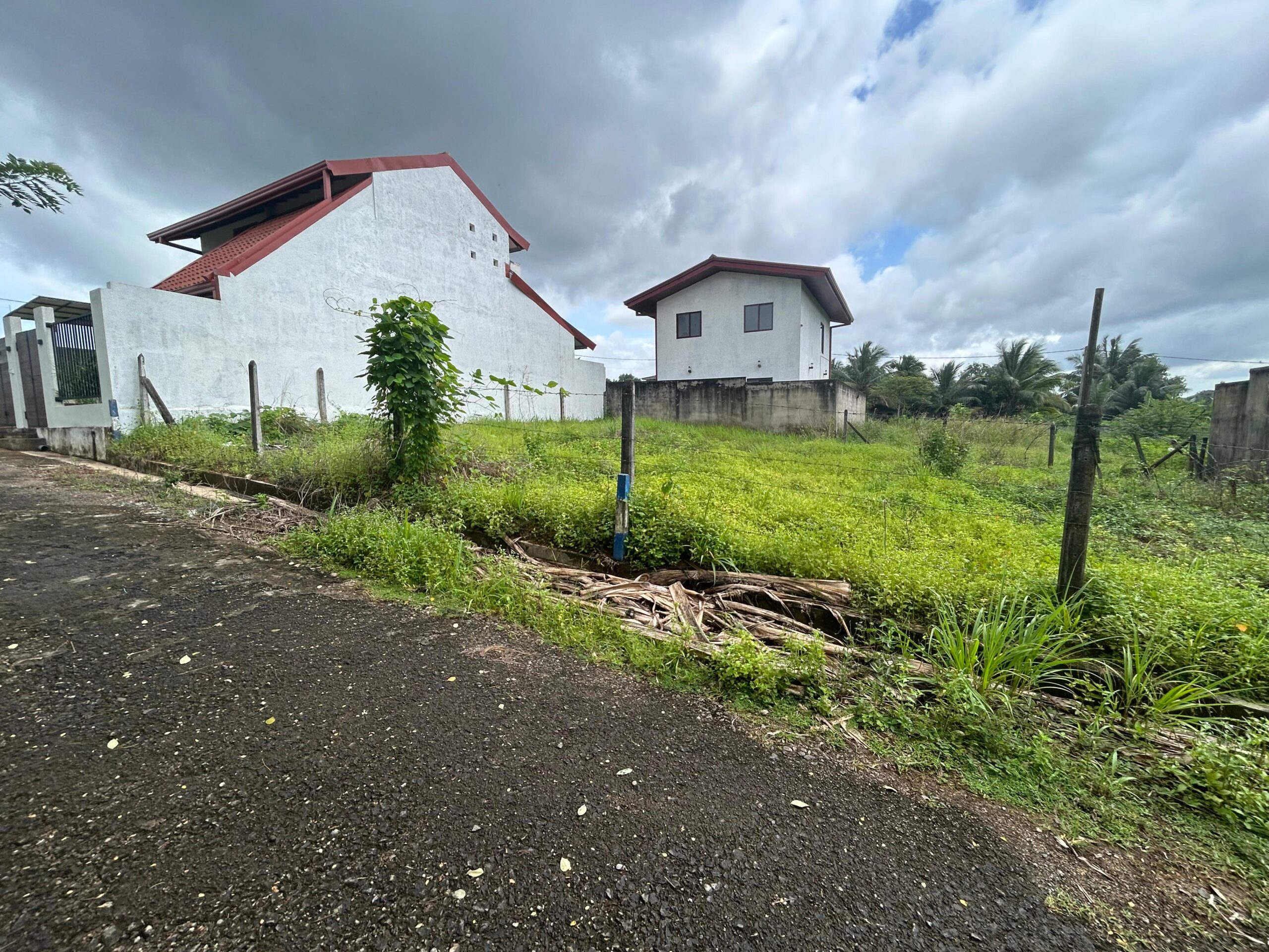 කහතුඩුව නගරයට යාබද  අගනා බිම් කොටස් දෙකක් විකිනීමට