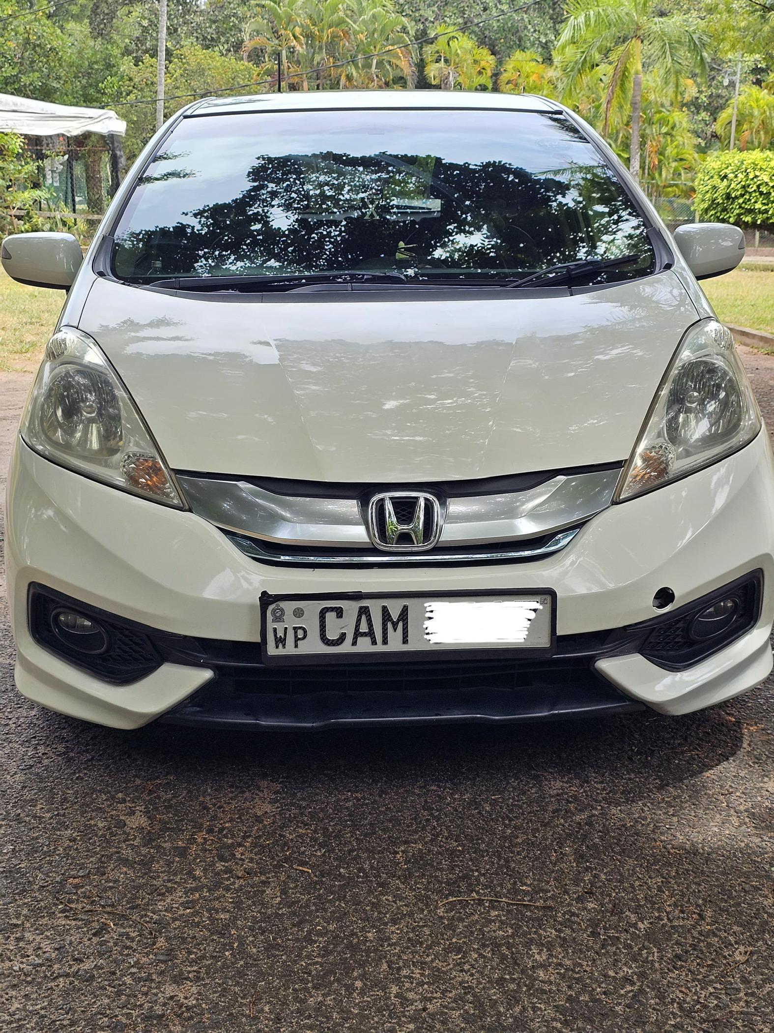 Honda Fit Shuttle 2014