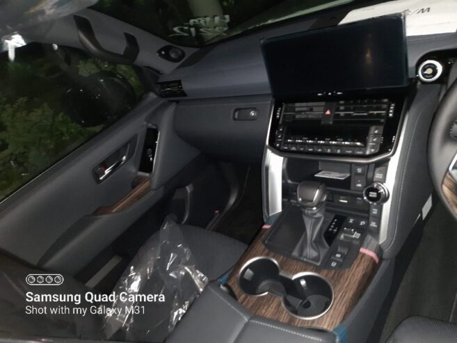 Toyota Land Cruiser Sahara LC 300 ZX 2025