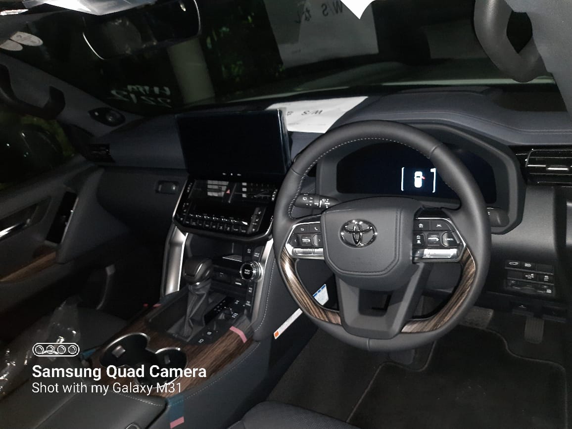 Toyota Land Cruiser Sahara LC 300 ZX 2025