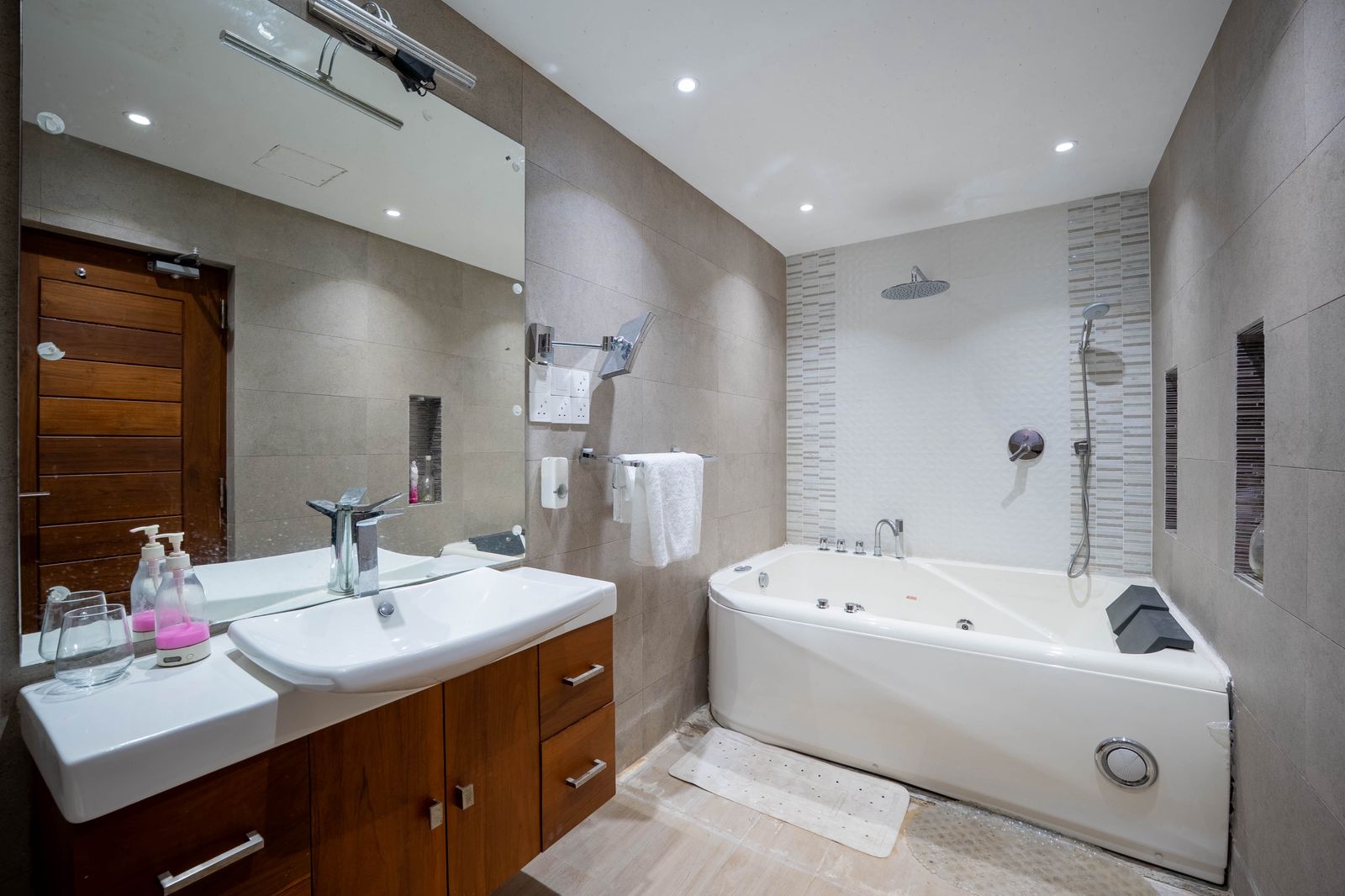 Luxury 5 Bedroom Furnished House for Rent – Thalawathugoda