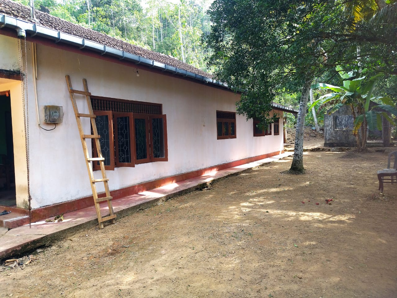 ඇල්පිටියෙන් කුරුඳු ඉඩමක් සමග කාමර 5ක නිවසක්