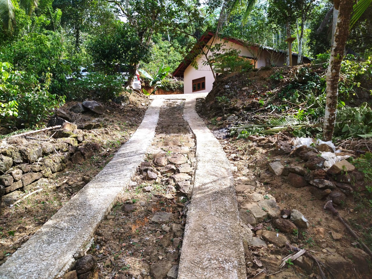 ඇල්පිටියෙන් කුරුඳු ඉඩමක් සමග කාමර 5ක නිවසක්