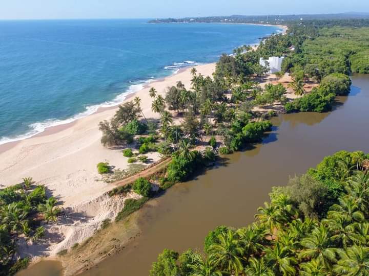 Land in Tangalle between Lagoon and Sea