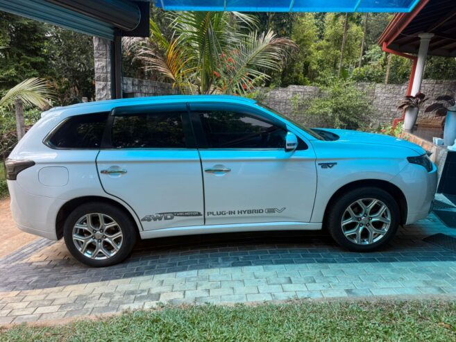 Mitsubishi Outlander PHEV 2014