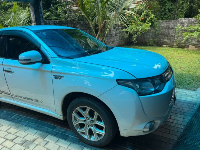 Mitsubishi Outlander PHEV 2014