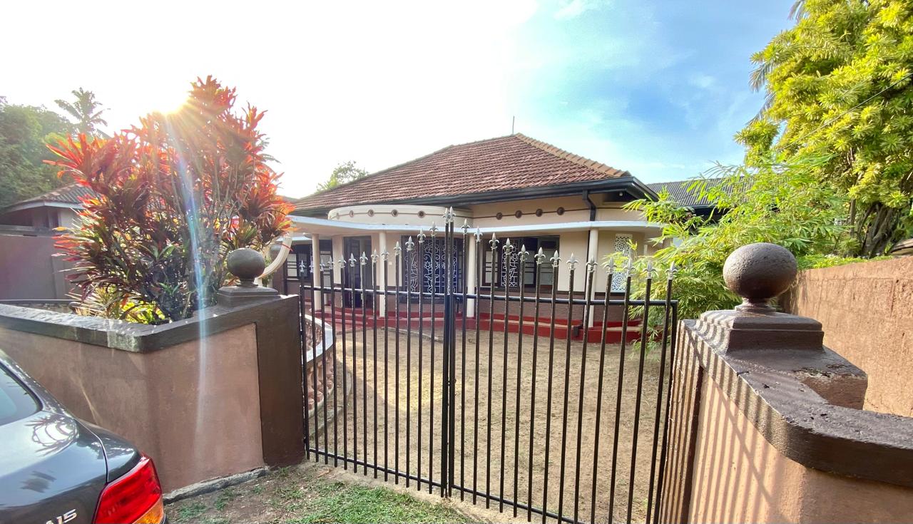Colonial Type House Sale in Katukurunda, Kalutara