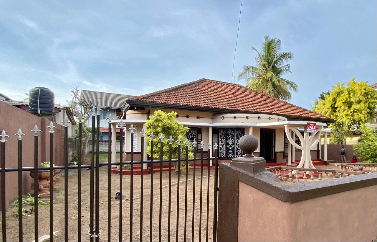 Colonial Type House Sale in Katukurunda, Kalutara