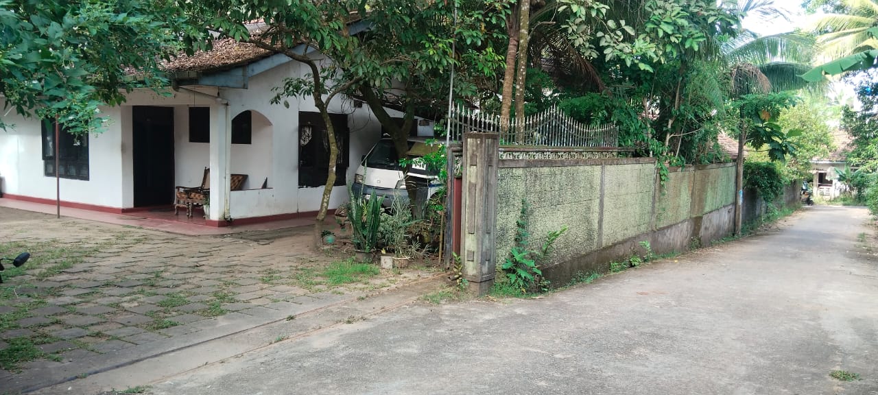 Single Story House with A Half Finished Two Annex Mullegama