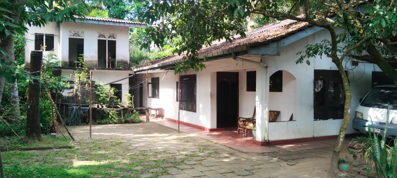 Single Story House with A Half Finished Two Annex Mullegama