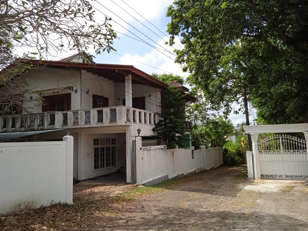 Five Bed Roomed Spacious Land with House in Battaramulla for Sale