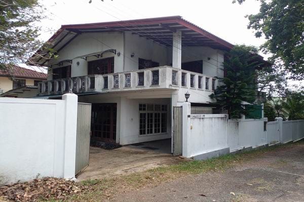 Five Bed Roomed Spacious Land with House in Battaramulla for Sale