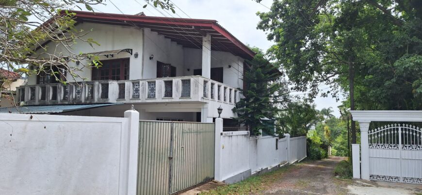 Five Bed Roomed Spacious Land with House in Battaramulla for Sale