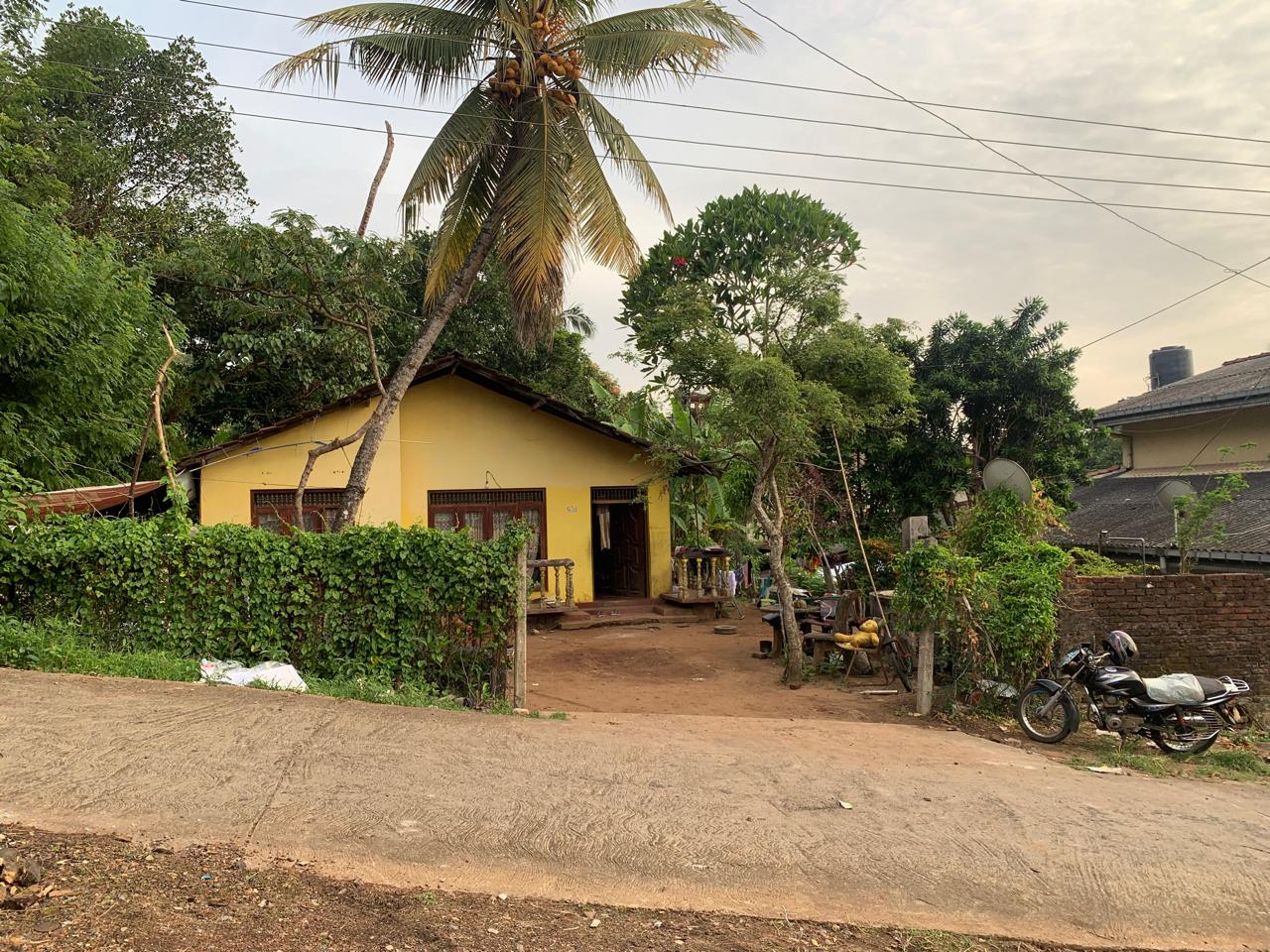 Land with House for Sale in Kadawatha Town