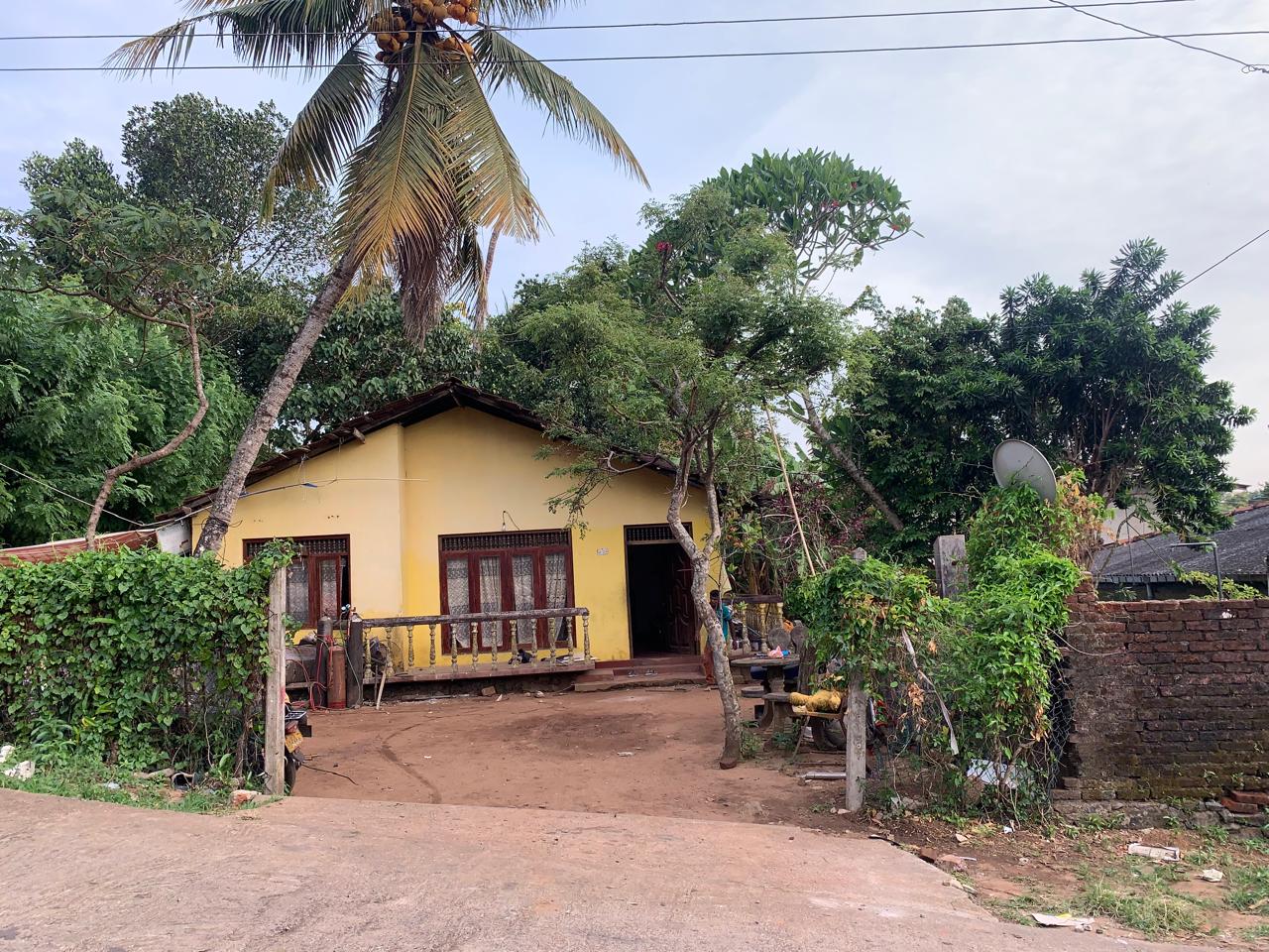 Land with House for Sale in Kadawatha Town