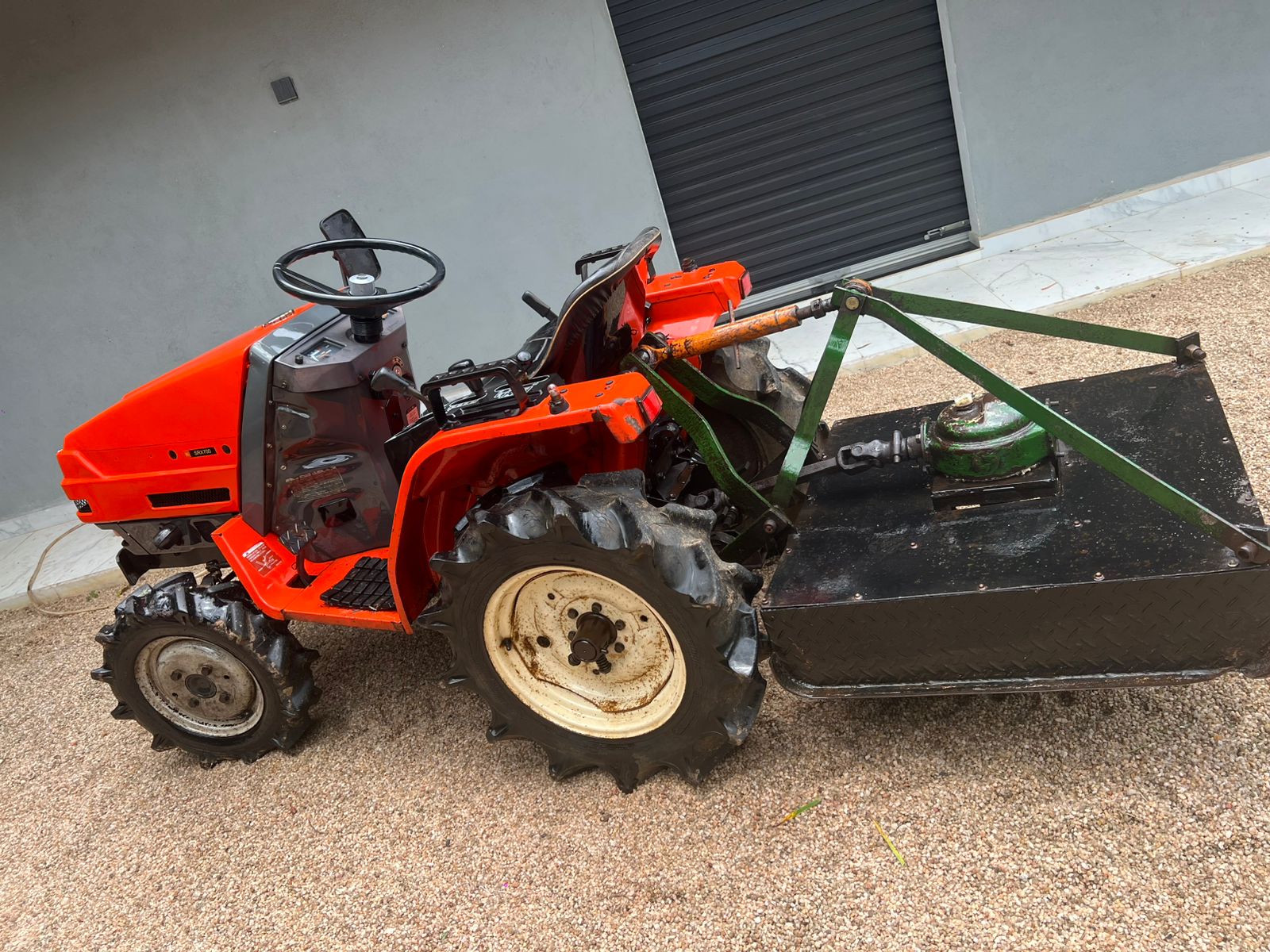 Glass cutter tractor