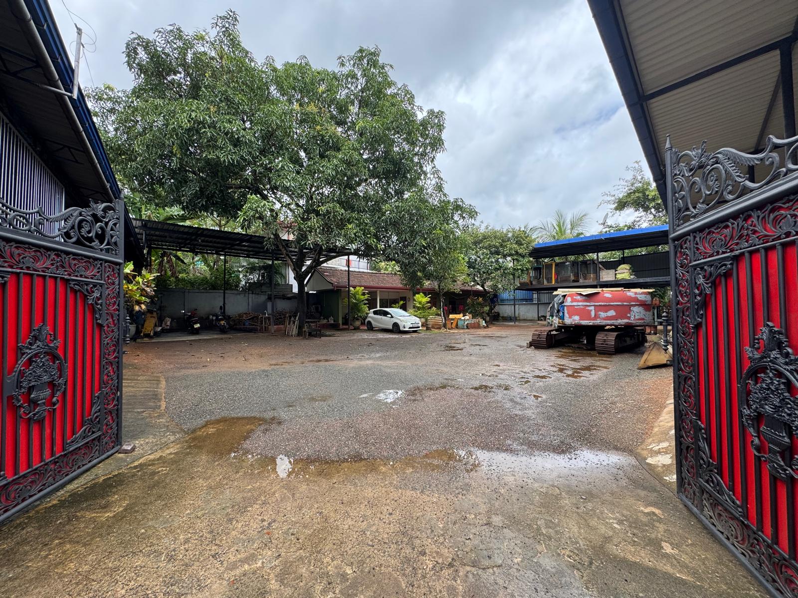 A 42.5-perch land located adjacent to a paddy field in Meepē