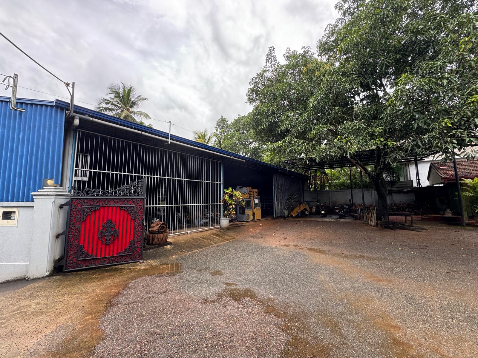 A 42.5-perch land located adjacent to a paddy field in Meepē