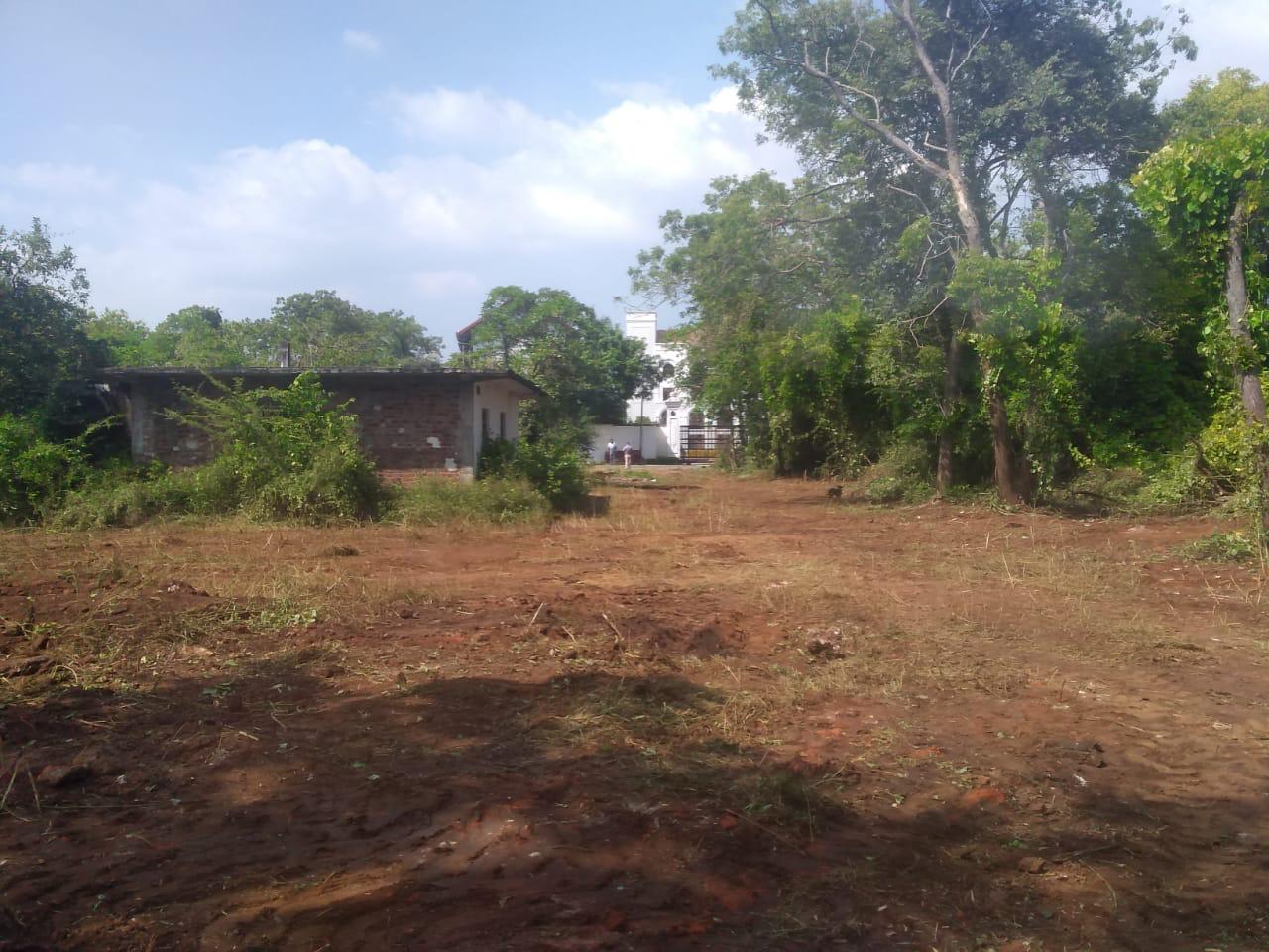 කතරගම දේවාසි හෝටලය ඉදිරිපිට ඉඩමක් විකිනීමට