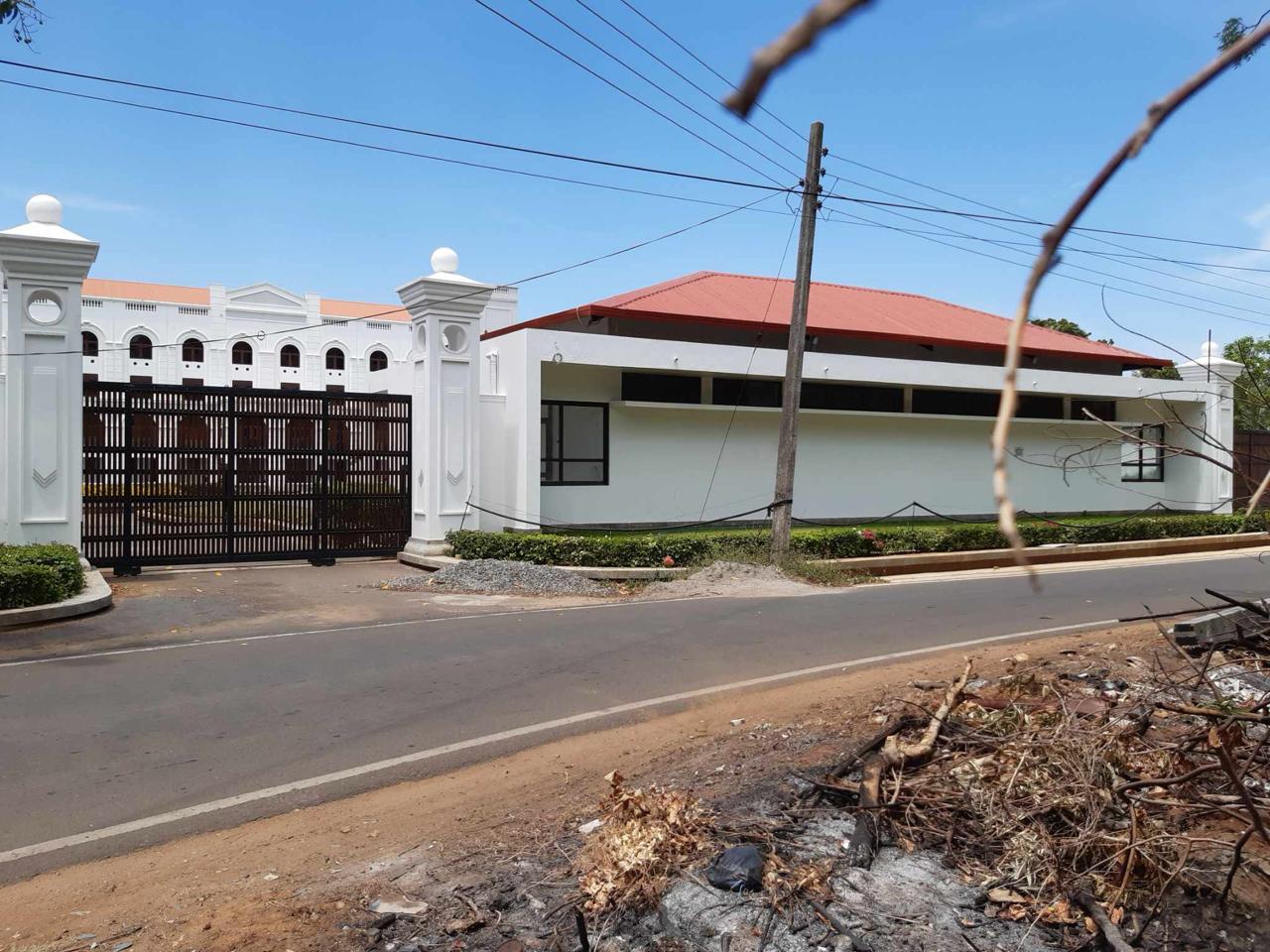 කතරගම දේවාසි හෝටලය ඉදිරිපිට ඉඩමක් විකිනීමට