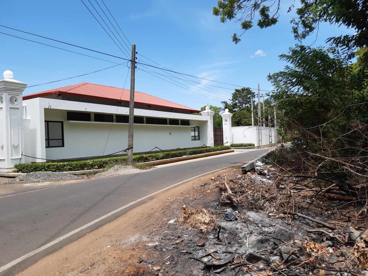 කතරගම දේවාසි හෝටලය ඉදිරිපිට ඉඩමක් විකිනීමට