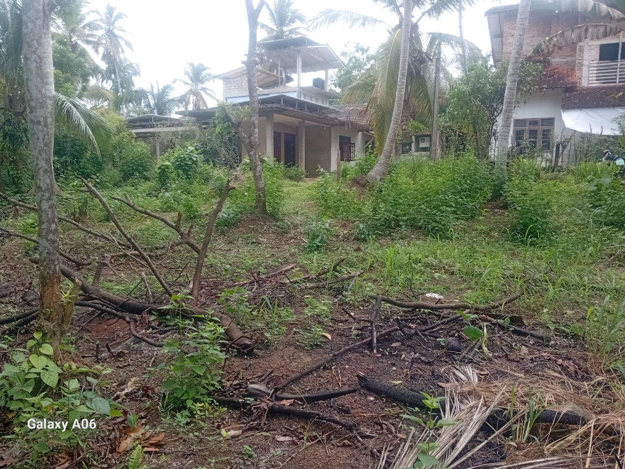 අකුරැස්සෙන් ඉඩමක් විකිණිමට