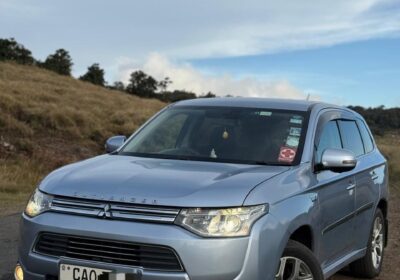 Mitsubishi Outlander PHEV 2013