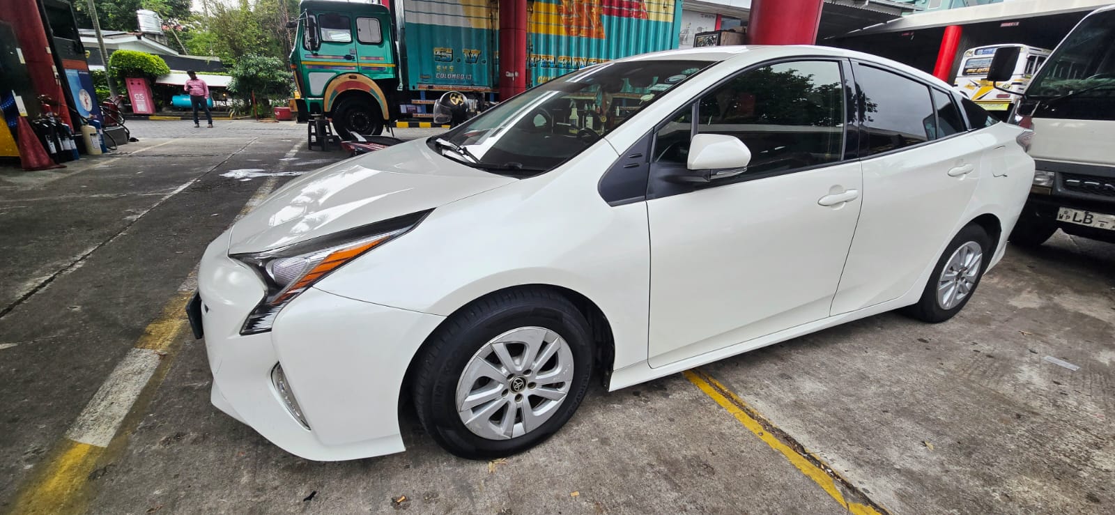 TOYOTA PRIUS 4TH GENERATION – 2016 (Pearl White) home used
