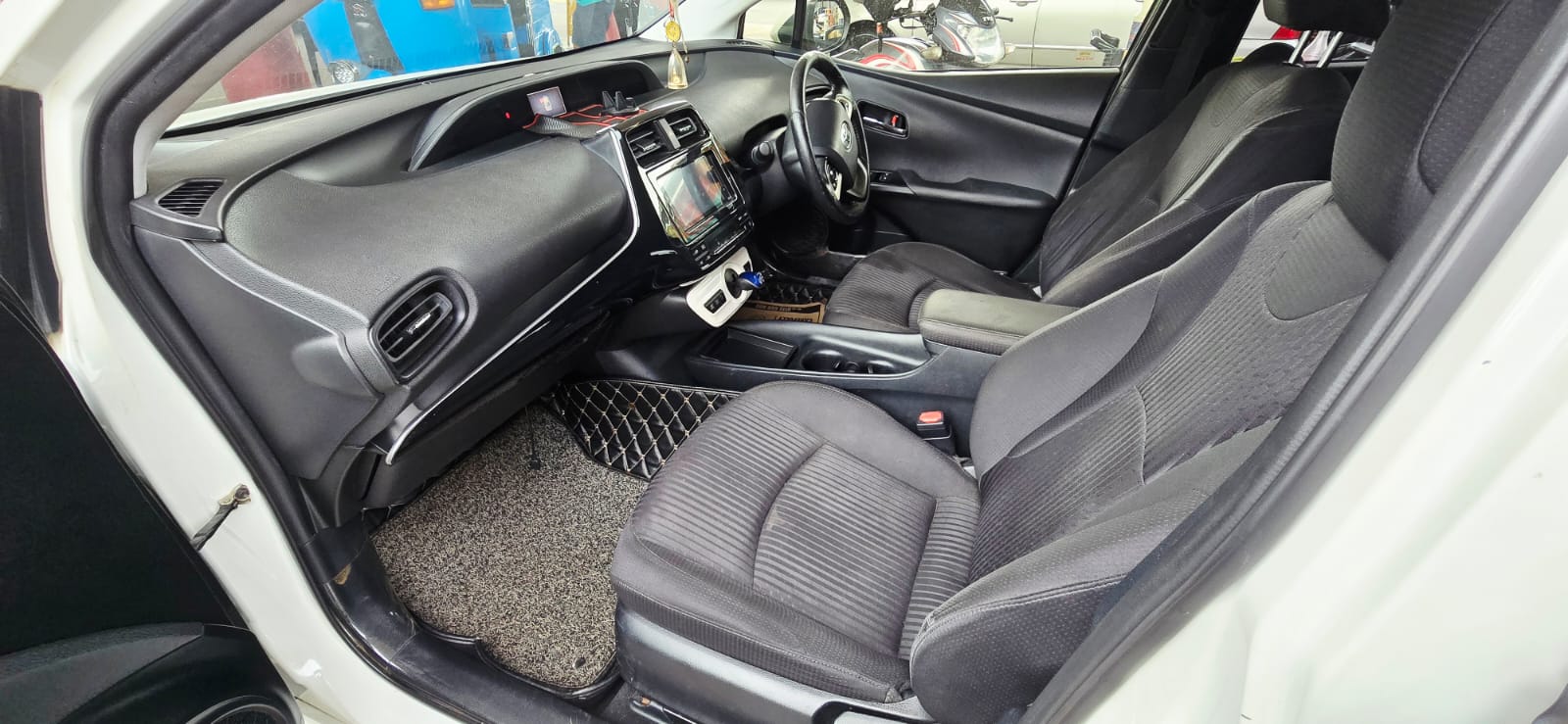 TOYOTA PRIUS 4TH GENERATION – 2016 (Pearl White) home used