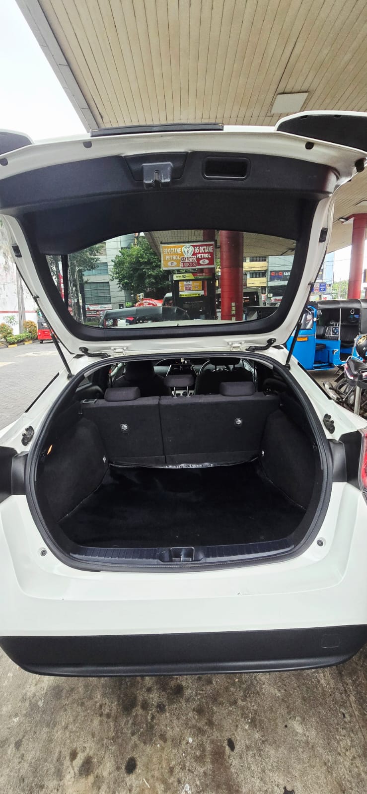 TOYOTA PRIUS 4TH GENERATION – 2016 (Pearl White) home used