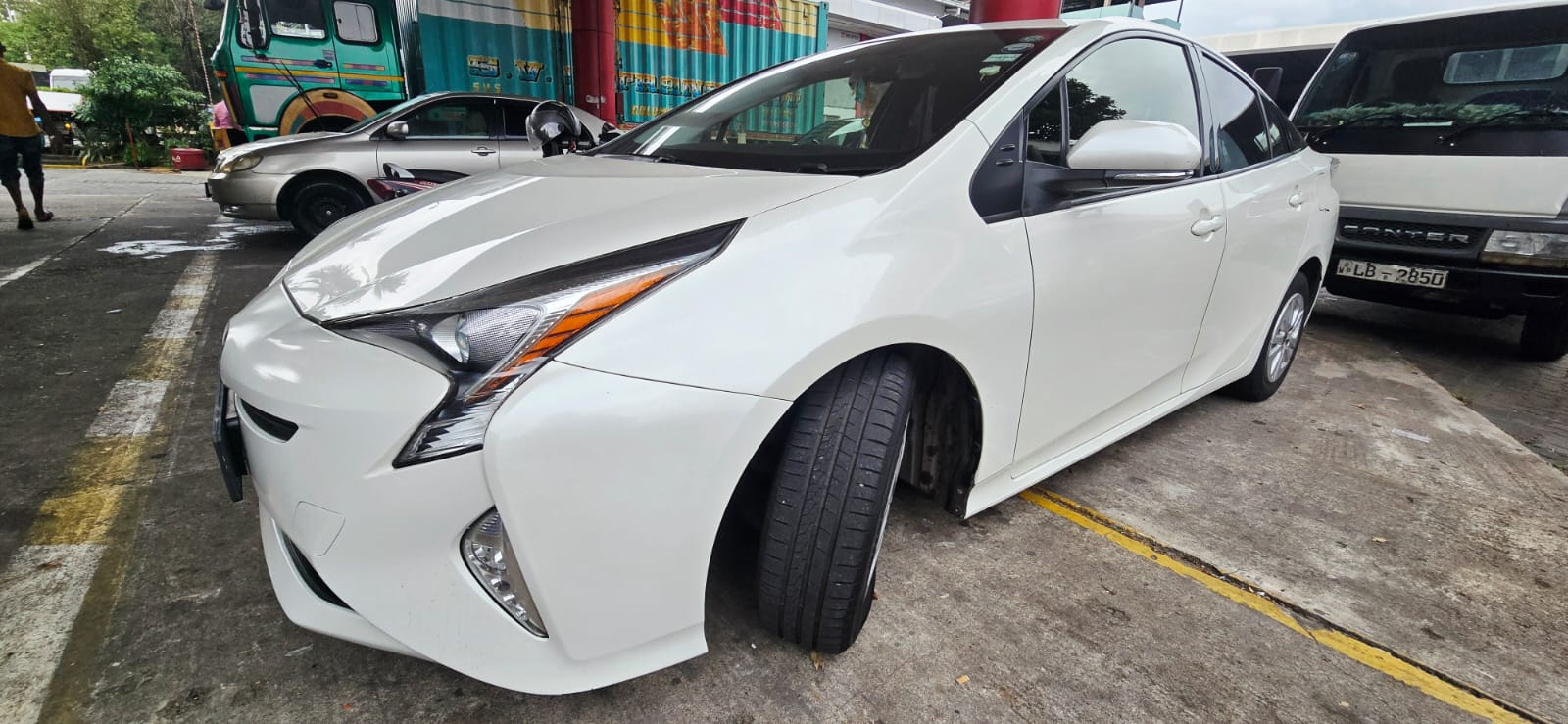 TOYOTA PRIUS 4TH GENERATION – 2016 (Pearl White) home used