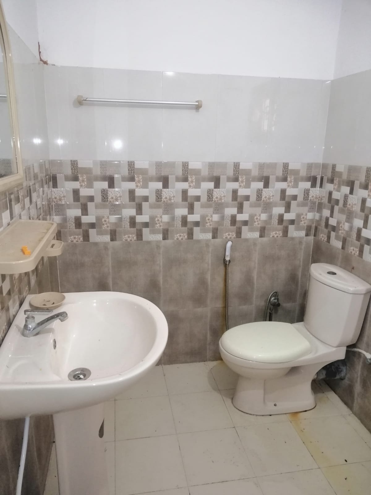 නිවසක් කුලියට – අලුත්ගම