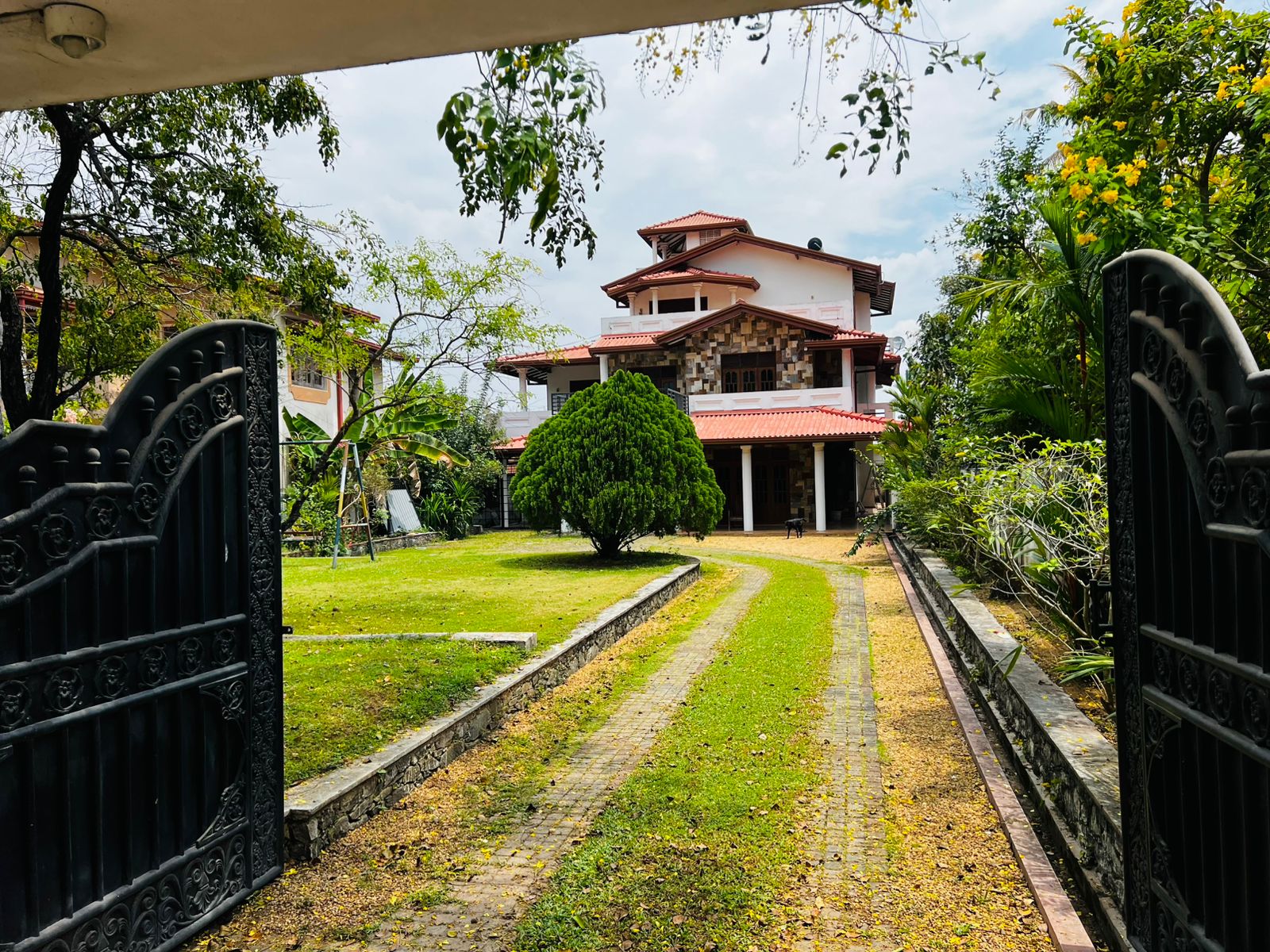 3 Story Luxury House for Sale in Piliyandala