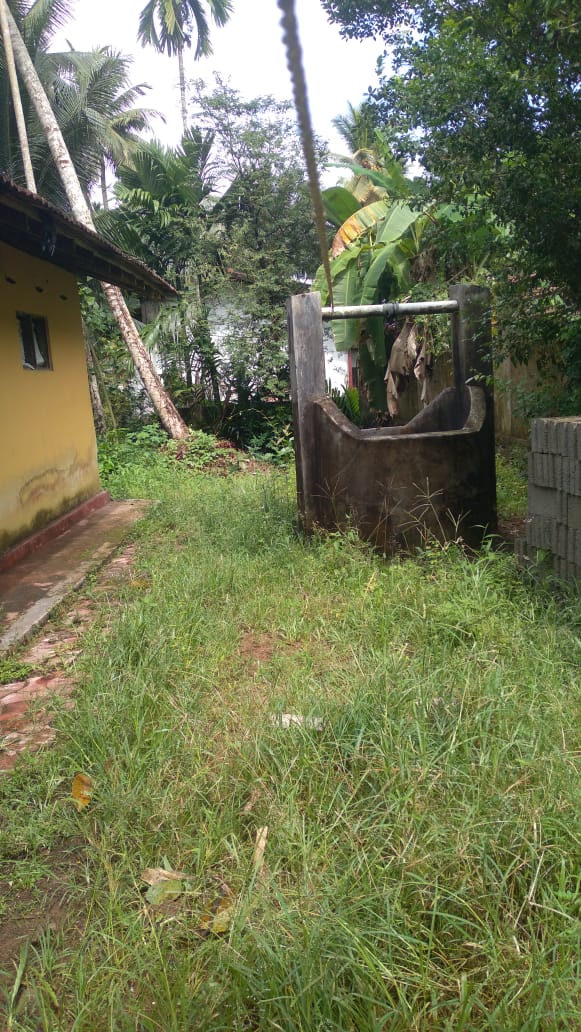 පර්චස් 10 සමග පැරනි නිවසක් විකිනීමට ඇත.